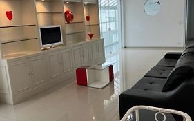 Cobertura 5 suites frente mar Guarujá Pitangueiras